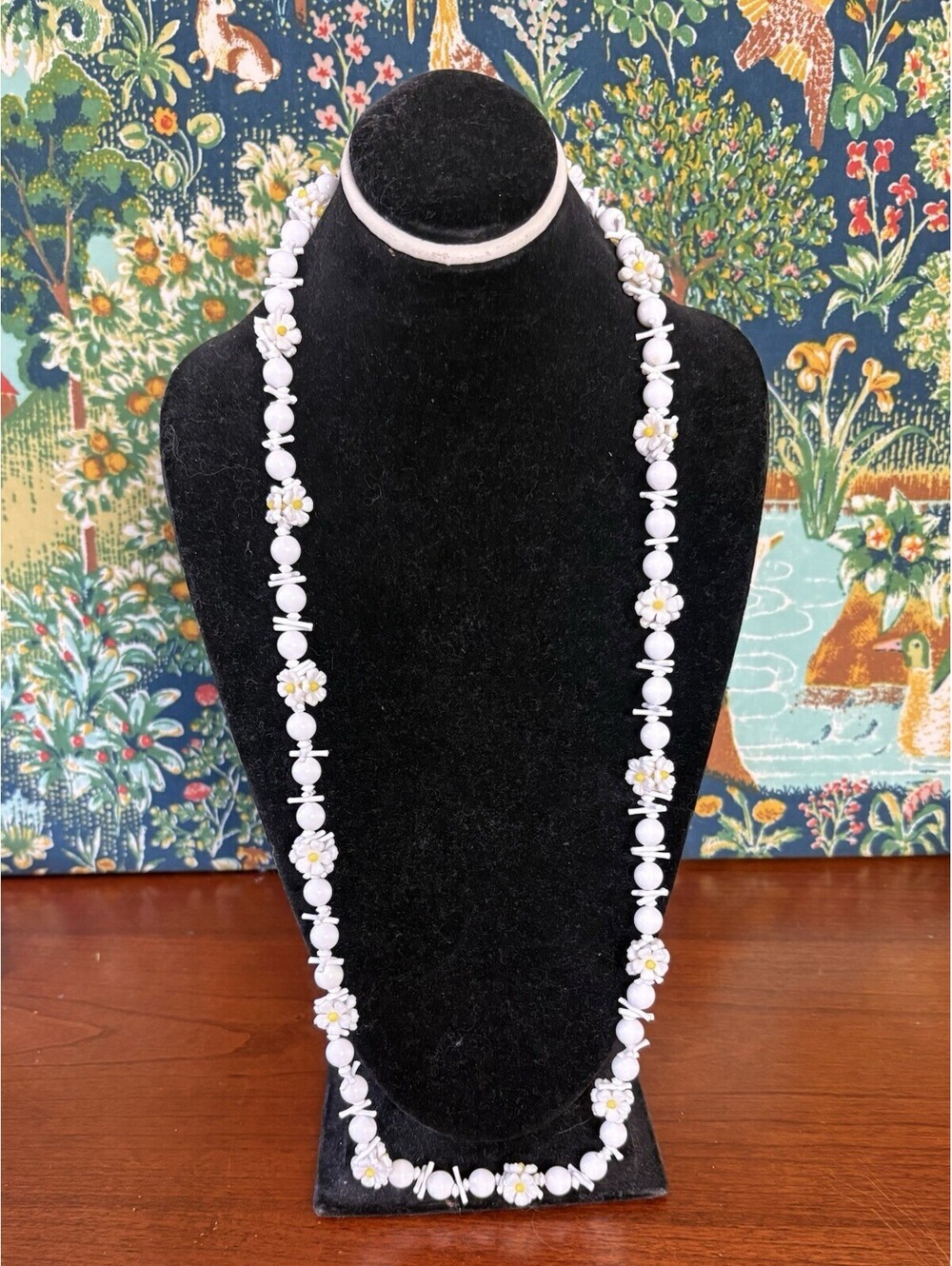 DAISY Vintage necklace made of beautiful plastic chamomile flowers Beaded